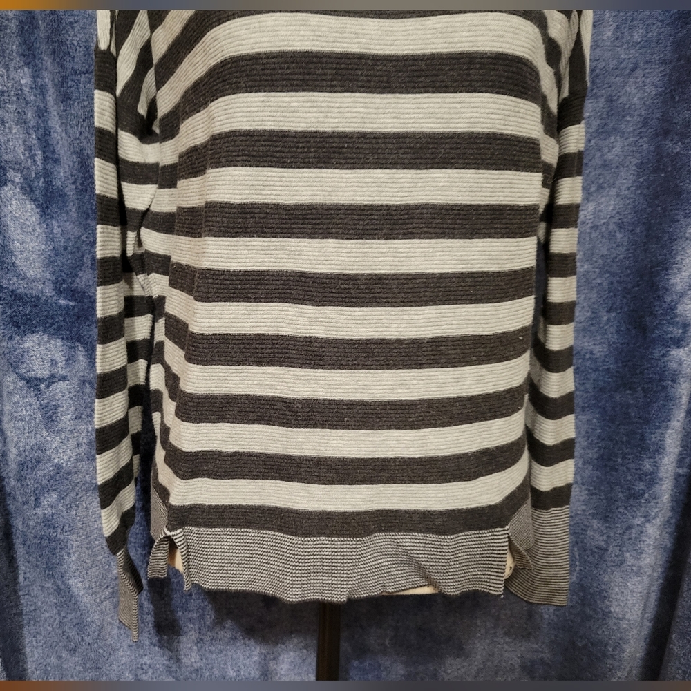 VICTORIA SECRET SWEATER - Picture 3 of 4